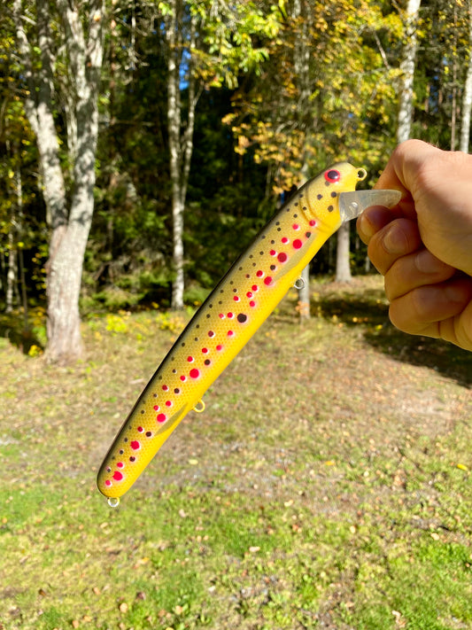 Westin Jätte 23 cm flytande – handmålad öring, unik